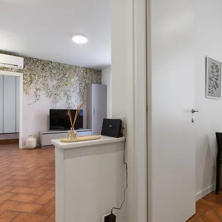 Queen 32 Apartment